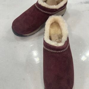 Brand New. Merrell Women's Burgundy Shearling Lined Mules. Size 9W